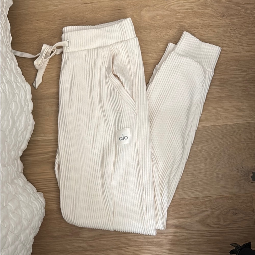 ALO Yoga Cream Tapered Sweatpants